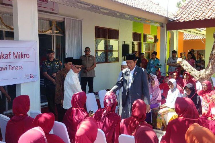 Bagikan KIS dan KIP, Mensos Ajak Warga Teriakkan Yel "Haji Jokowi"