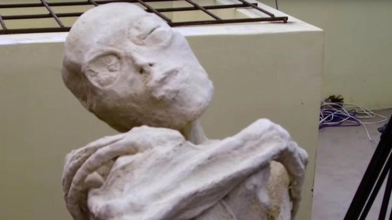 Misteri Kerangka Berjari Tiga yang Ditemukan di Samping Mumi Bayi