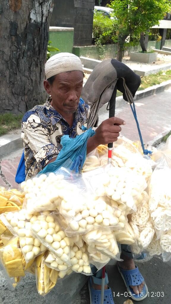 Ketemu Kakek Buta Penjual Kerupuk