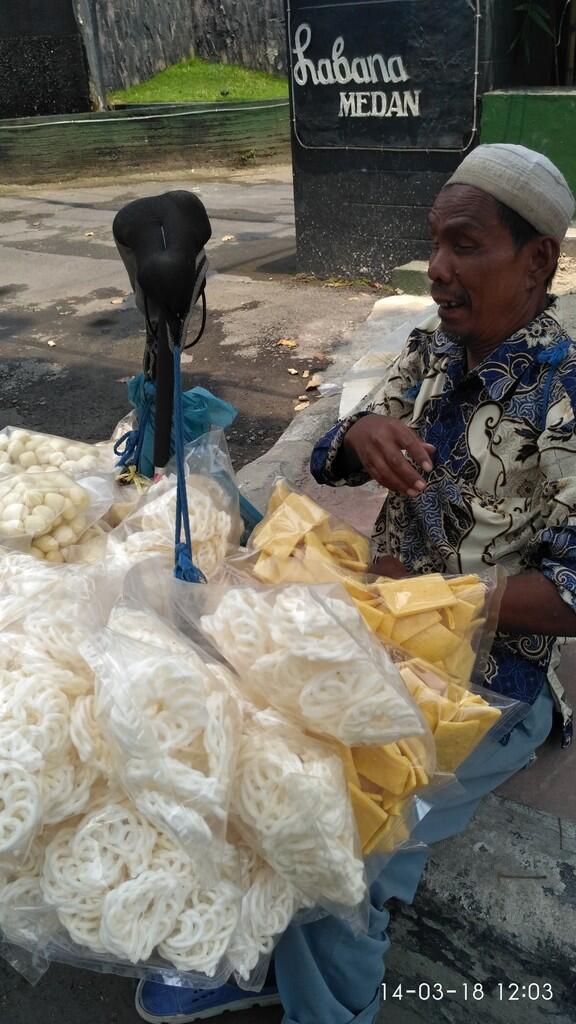 Ketemu Kakek Buta Penjual Kerupuk