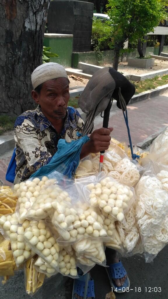 Ketemu Kakek Buta Penjual Kerupuk