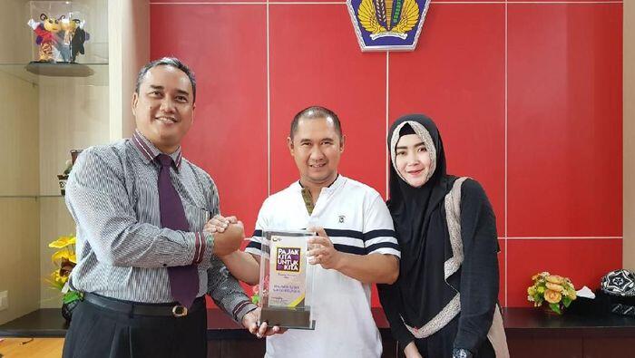 Bu Dendy Dampingi Suami Lapor SPT di Kantor Pajak