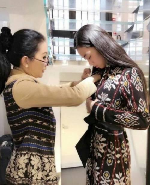 Kece Maksimal! Desainer Ini Bawa Tenun NTT Mendunia di Ajang Paris Fashion Week!