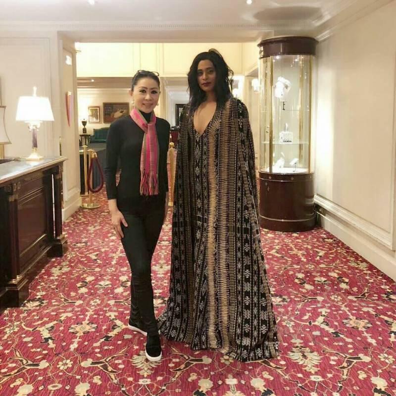 Kece Maksimal! Desainer Ini Bawa Tenun NTT Mendunia di Ajang Paris Fashion Week!