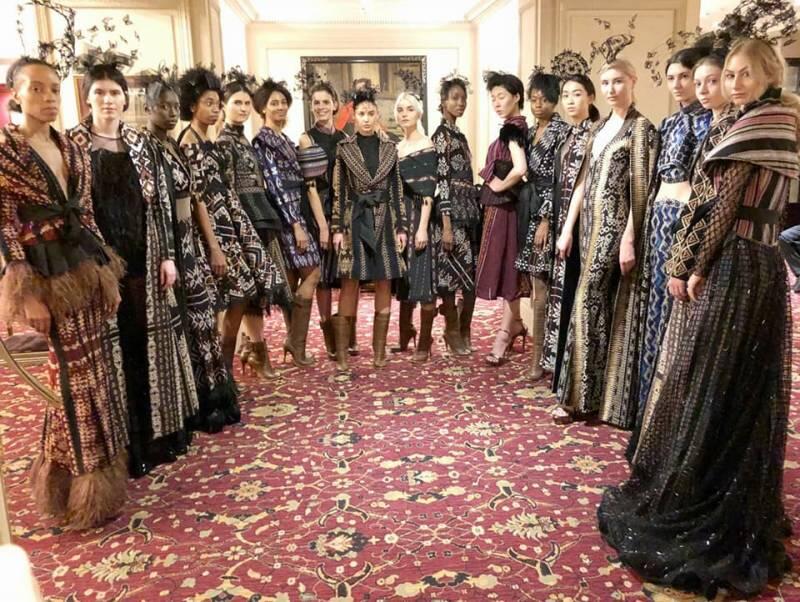 Kece Maksimal! Desainer Ini Bawa Tenun NTT Mendunia di Ajang Paris Fashion Week!