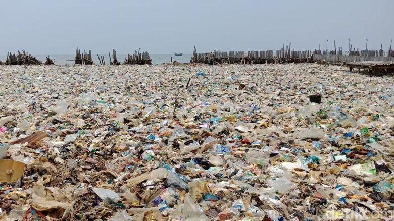 Potret Lautan Sampah di Teluk Jakarta