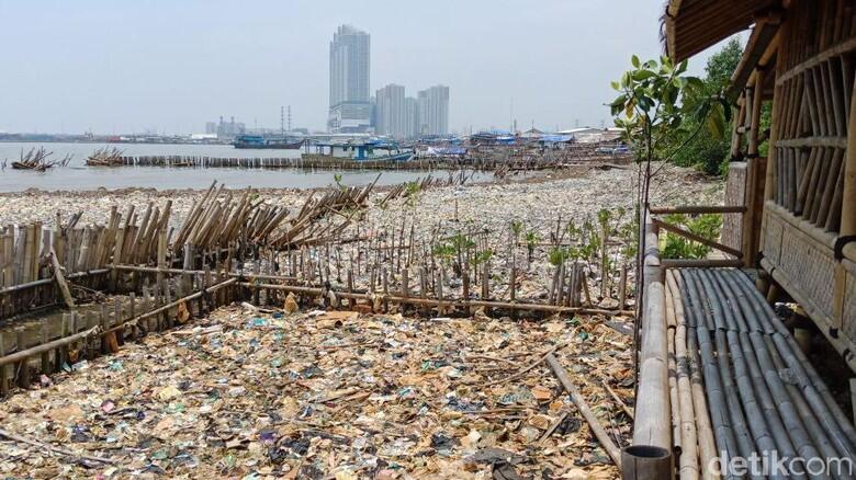 Potret Lautan Sampah di Teluk Jakarta