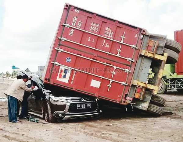 TRAGIS!!! Warga Banjarmasin Tewas Tertimpa Kontainer Puluhan Ton