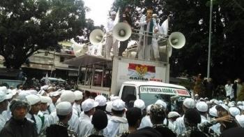 Ratusan massa kelompok FPI tiba untuk demo kantor Tempo