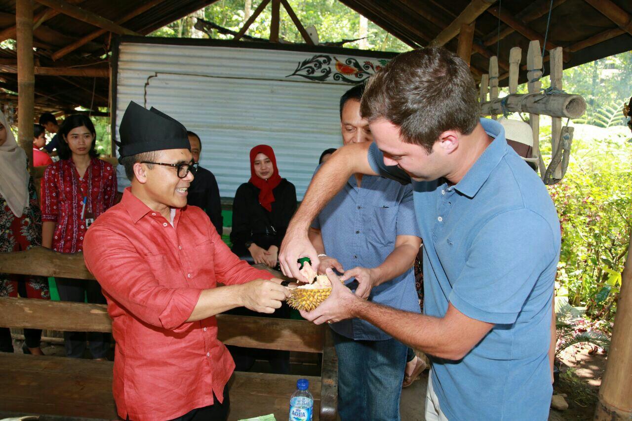 Mengunjungi Kampung Durian Merah di Songgon