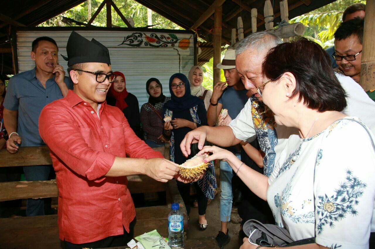 Mengunjungi Kampung Durian Merah di Songgon