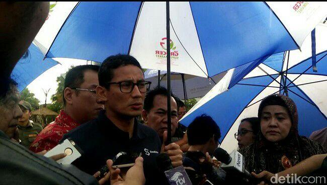 Bikin Ngakak! Payung Sandiaga Kuncup Pas Lagi Wawancara