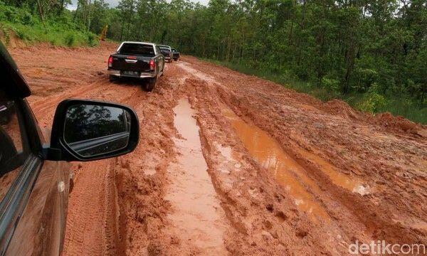 Penampakan Jalan Trans Papua yang Bikin Menteri PUPR Geram
