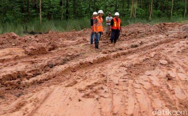 Penampakan Jalan Trans Papua yang Bikin Menteri PUPR Geram
