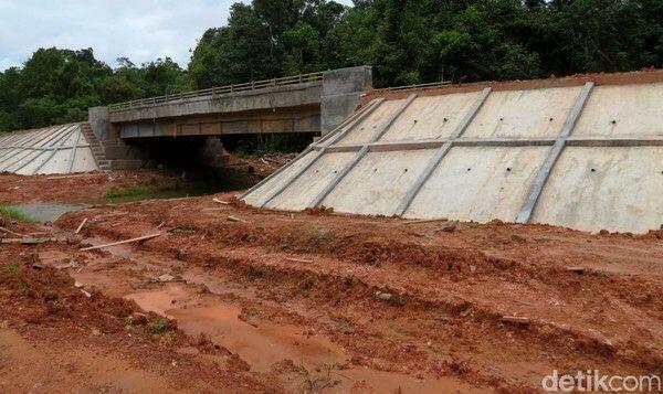 Penampakan Jalan Trans Papua yang Bikin Menteri PUPR Geram
