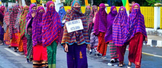 Kerudung dan cadaran dari sarung