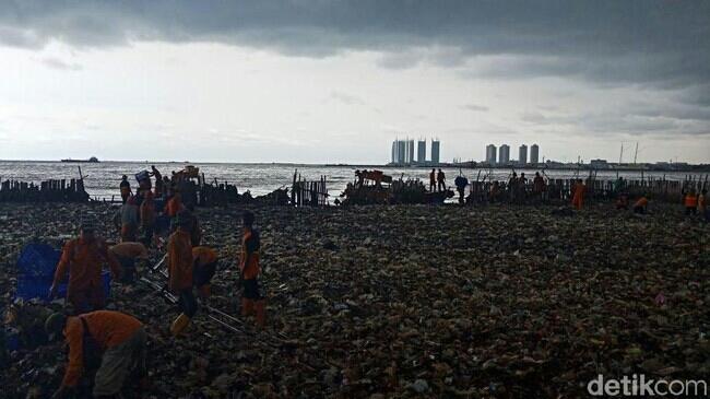 Total 19,3 Ton Sampah Teluk Jakarta Terangkut di Hari Pertama