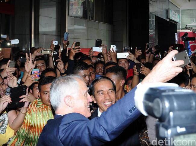 Foto: Saat Malcolm Turnbull 'Ketagihan' Selfie dengan Jokowi