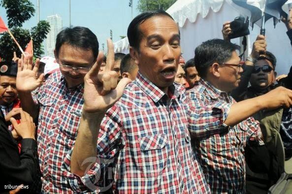 Viral, Video 'Jokowi' Asyik Joget Sambil Nyawer Biduan Dangdut 