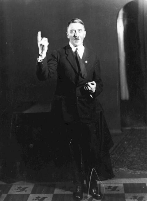 15 Foto langka Adolf Hitler, Dijamin Kamu Belum Pernah Lihat!