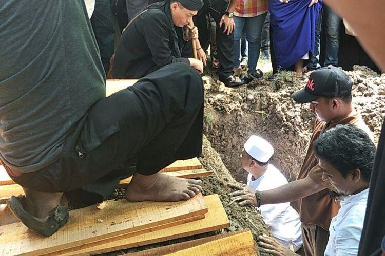 Opick Turun ke Liang Lahat pada Pemakaman Wulan Mayasari
