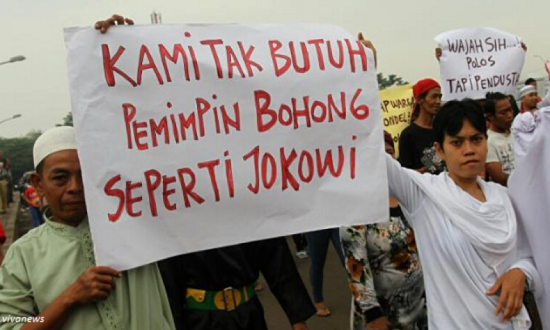 Di Depan Istana, Aktivis Prodem Desak Jokowi Mengundurkan Diri