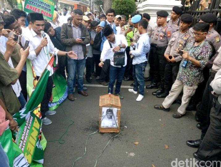 FOTO ANIES DIBAKAR DIKANDANG BURUNG