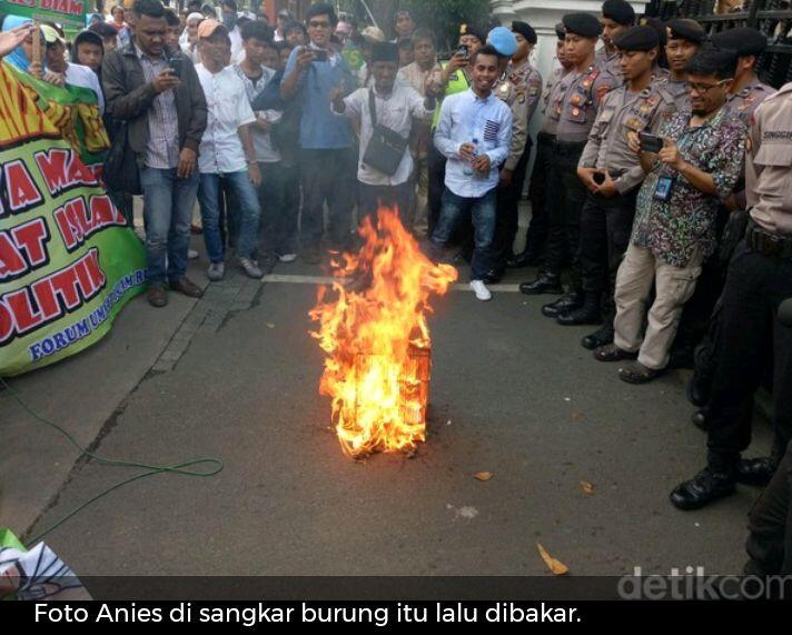 FOTO ANIES DIBAKAR DIKANDANG BURUNG