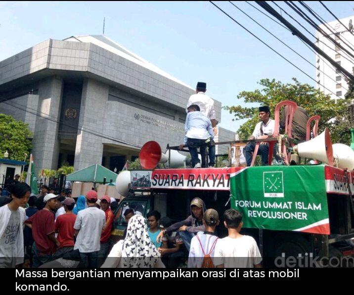 FOTO ANIES DIBAKAR DIKANDANG BURUNG