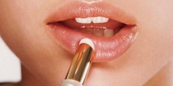 Lakukan Tips Ini Agar Bibir Tak Pecah-pecah Saat Pakai Lipstik Matte