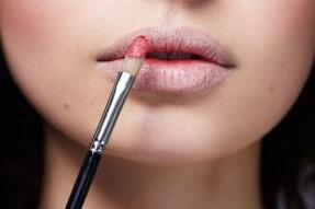 Lakukan Tips Ini Agar Bibir Tak Pecah-pecah Saat Pakai Lipstik Matte