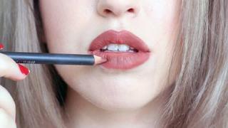 Kesel Karena Lipstik Yang Kamu Pake Nempel Di Mana-Mana ? Ini Tips Ngatasinnya