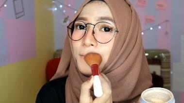 Kesel Karena Lipstik Yang Kamu Pake Nempel Di Mana-Mana ? Ini Tips Ngatasinnya