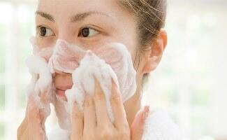 Muka Berminyak Bikin Kesel? Atasin Pake Cara Ini Yuk !