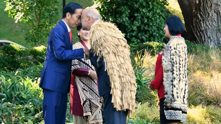 Jokowi Lakukan Ciuman Hidung dengan Tetua Suku Maori