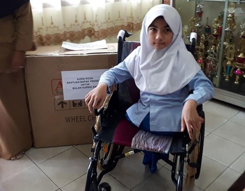 Jokowi Penuhi Permintaan Anak Perempuan Tanpa Kaki Itu