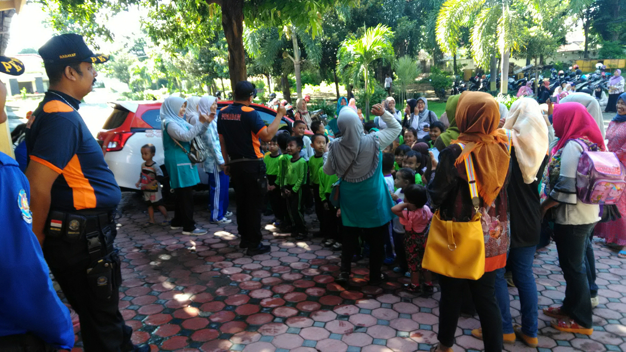 Siswa TK Belajar Hadapi Bencana di Damkar Situbondo