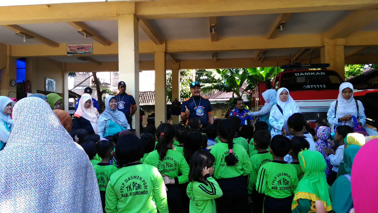 Siswa TK Belajar Hadapi Bencana di Damkar Situbondo