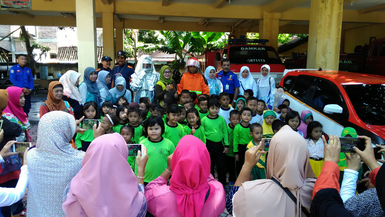 Siswa TK Belajar Hadapi Bencana di Damkar Situbondo