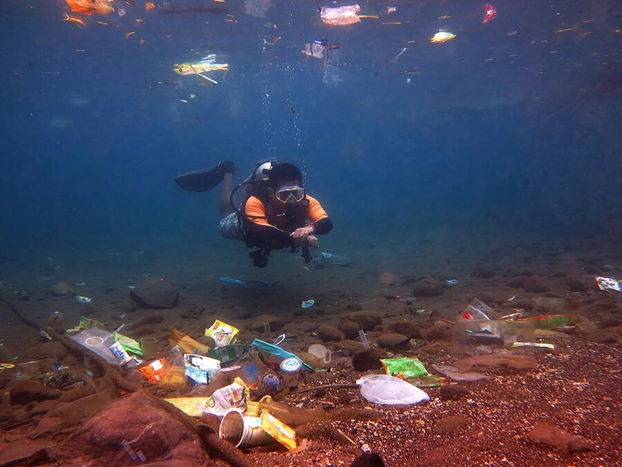 Bukannya indah, 5 potret bawah laut Indonesia ini justru penuh sampah gan...!!