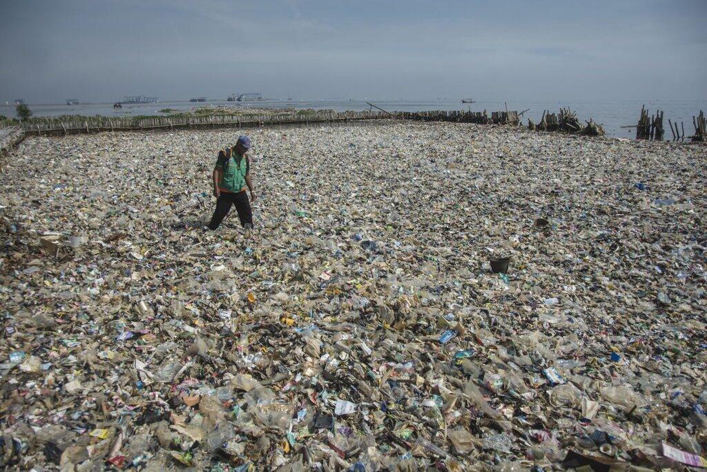 Pencemaran dan Sampah Kali Adem yang Kian Parah Akibat Reklamasi