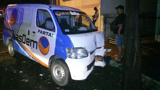 Lawan Arus, Mobil Partai NasDem Tabrak Pohon Hingga Ringsek