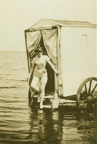 "MESIN MANDI" : Alat ANEH Yang Dipake WANITA Jaman Dulu Di PANTAI !!