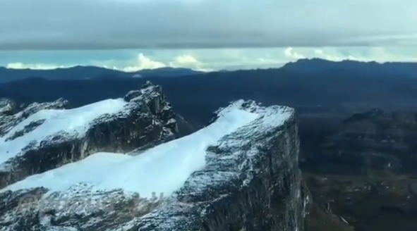 TERUS MENCAIR !!! BEGINI PENAMPAKAN GLETSER DI PUNCAK GUNUNG JAYA WIJAYA 