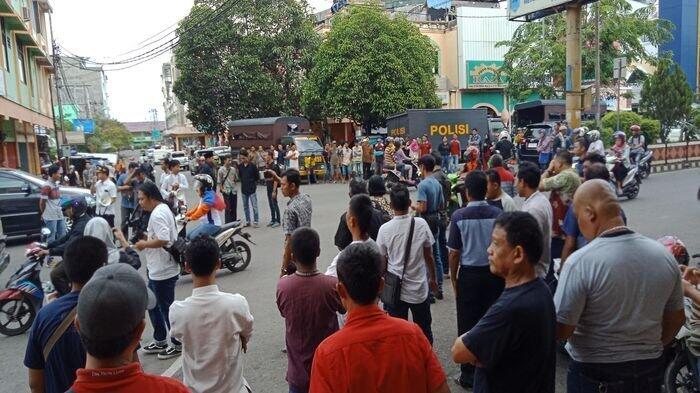 Warga Lahat Gelar Aksi di Depan Toko, Karena Pemiliknya Diduga Hina Ustaz Abdul Somad