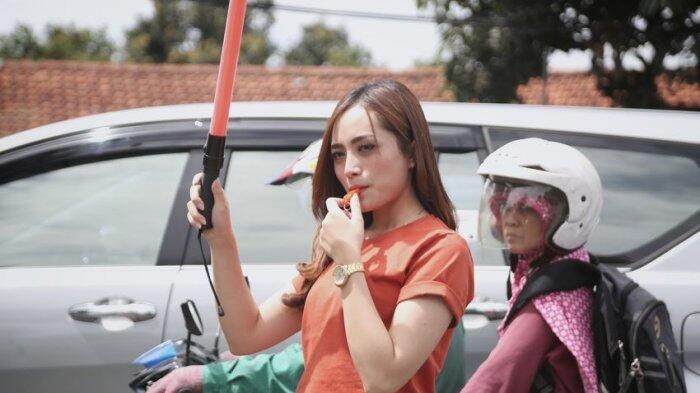 Mengenal si Cantik Tamara Putri, Sosok Ceu Ogah Pengatur Lalu Lintas di Kota Bandung