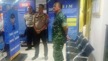 Jenderal Kostrad Rela Ikut Ujian SIM di Polres Depok