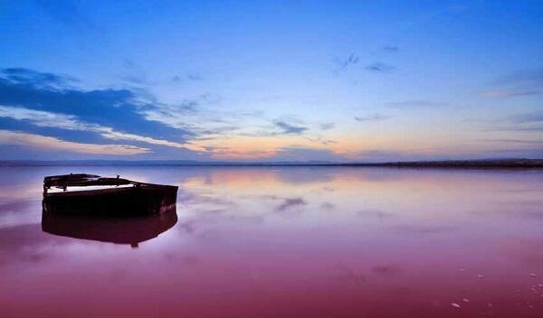 Warna Danau Ini Udah Kayak Milkshake Strawberry Gan!