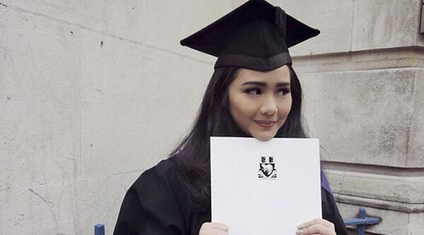 Gak Cuma Cantik, Artis-Artis ini Juga Pintar!
