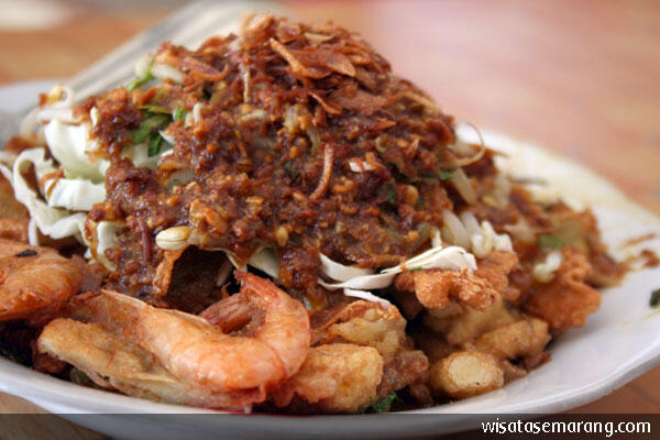 Makanan Khas Indonesia yang menggunakan kacang sebagai bumbu / saus nya